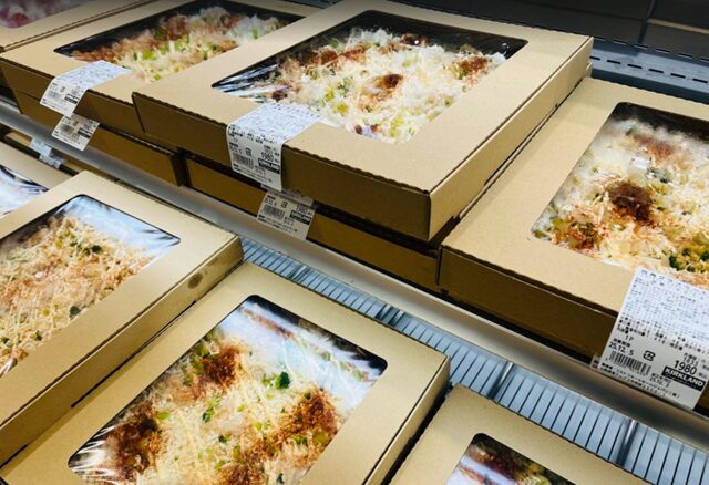 コストコ店頭に並ぶ 四角クラブミートピザ90162