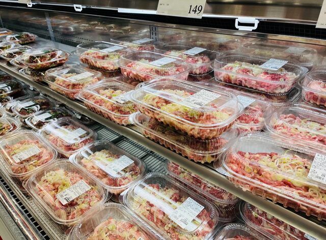 コストコ精肉売り場に並ぶ 豚肉のネギ塩麹漬けのパック 96302
