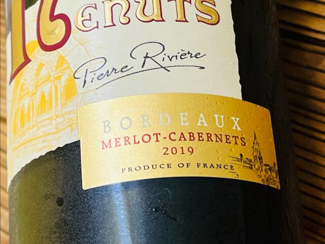 四角い金色シール「BORDEAUX」「MERLOT–CABERNETS 2019」「PRODUCE OF FRANCE」と記載