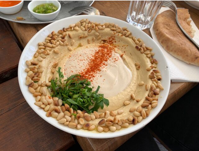 皿にもりつけごまをふったフムス