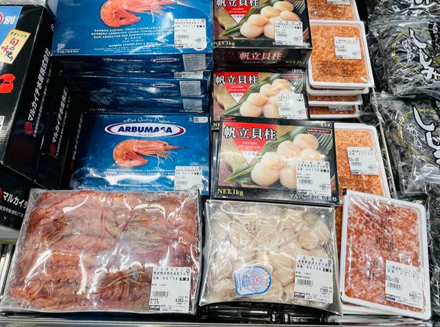 2025年12月コストコ倉庫店に並ぶ カニ以外の海鮮・魚介類 海老・いくら・ホタテ