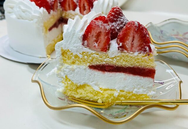 コストコ 6分の1にカットして皿に盛り付けた苺のクリスマスケーキ