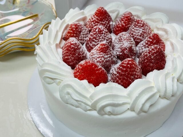 コストコ クリスマスケーキ パッケージから出したストロベリーショートケーキ