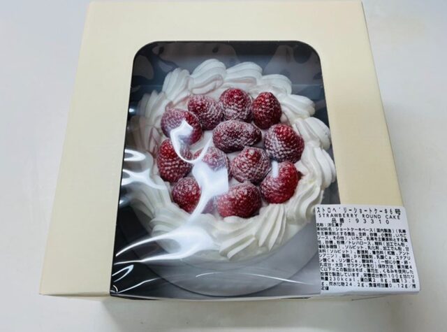 コストコ クリスマスケーキ パッケージに入ったストロベリーショートケーキ