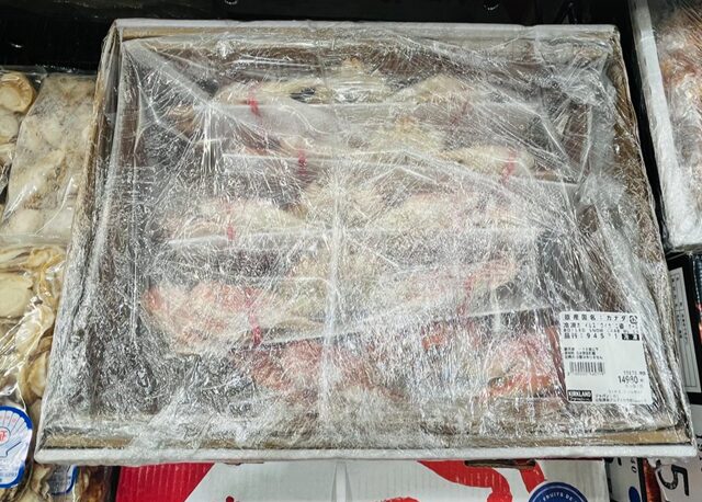 コストコ ボイルズワイガニ姿ケースを開けて冷凍したズワイガニ5尾3キロが見える様子