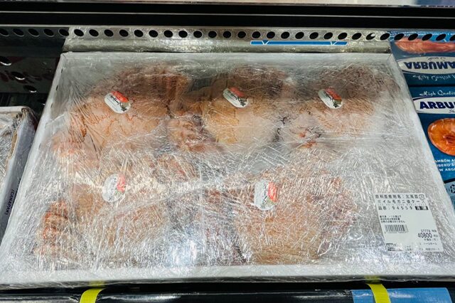 コストコ ボイル毛ガニ ケースを開けて冷凍した毛ガニ5尾4キロが見える様子