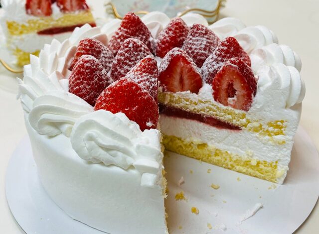 コストコ 苺のクリスマスケーキの断面 断面の苺ソースが良く見える