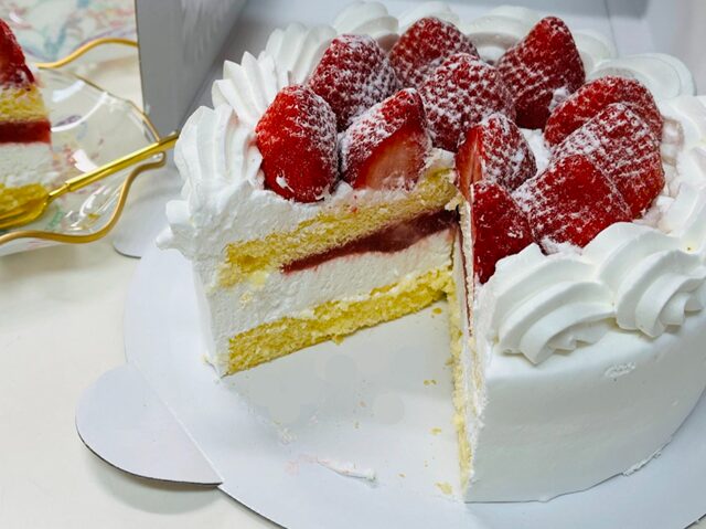 コストコ 苺のクリスマスケーキの断面 左側から撮影 スポンジのふわふわ感が解る