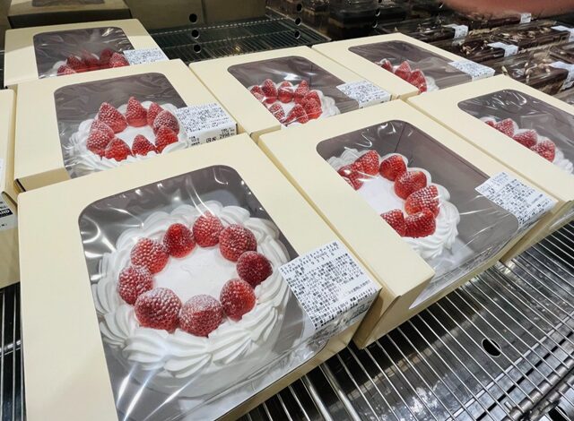 コストコベーカリーコーナーに並ぶ2025年クリスマス苺ケーキ