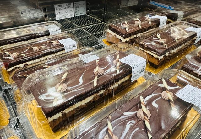 コストコベーカリーコーナーに並ぶ2025年タキシードケーキ