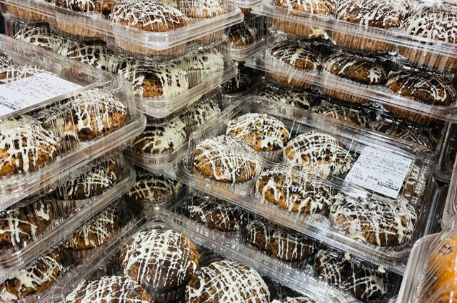 コストコベーカリーコーナーに並ぶココアクッキークランブルマフィン 93393