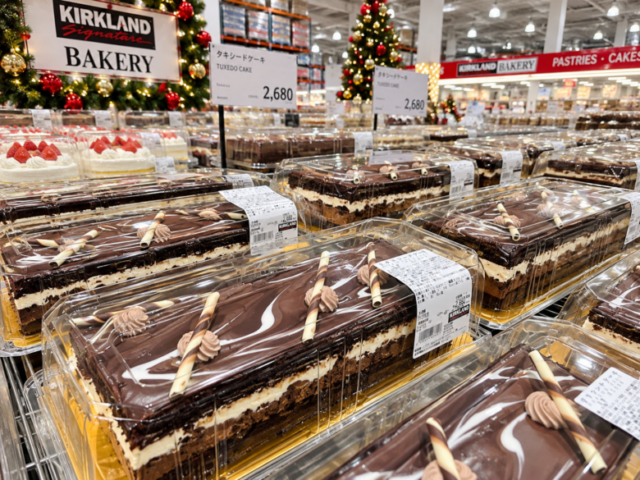 コストコ店内に並ぶクリスマス タキシードケーキ
