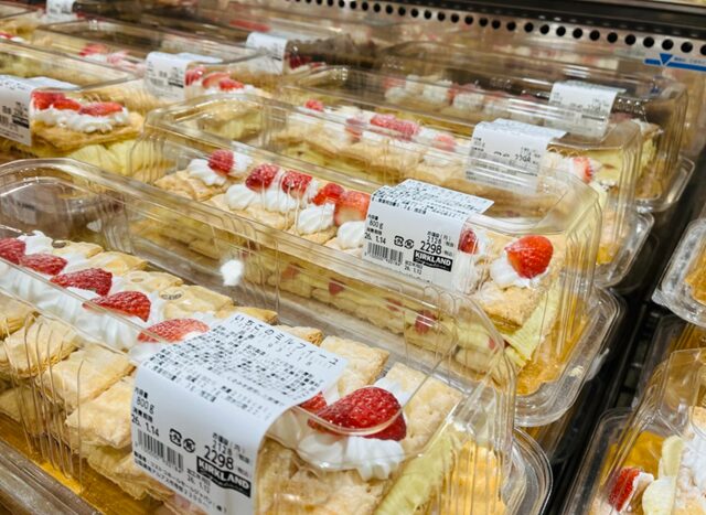 コストコ店頭に並ぶ いちごのミルフィーユ93218