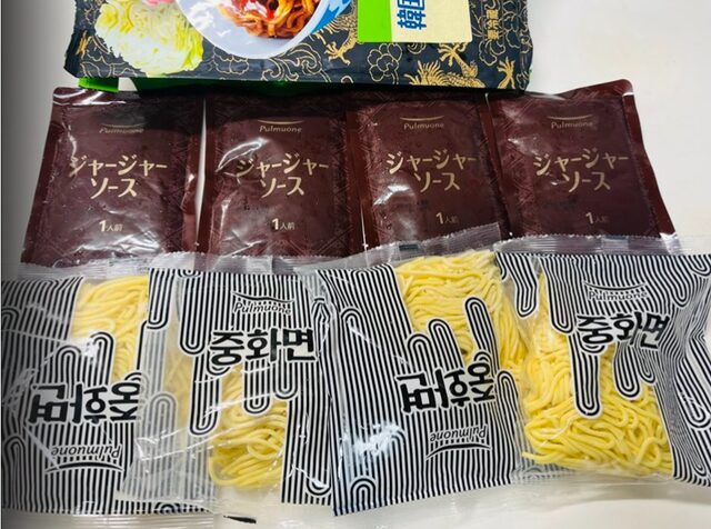 Pulmuone韓国ジャージャー麺の内容物。中華麺4袋とジャージャーソース4袋を並べた写真。