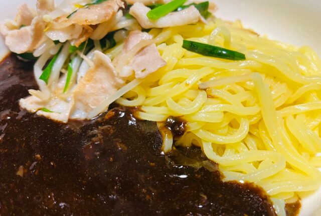 韓国ジャージャー麺 調理後 盛り付け例 トッピング付きアップ