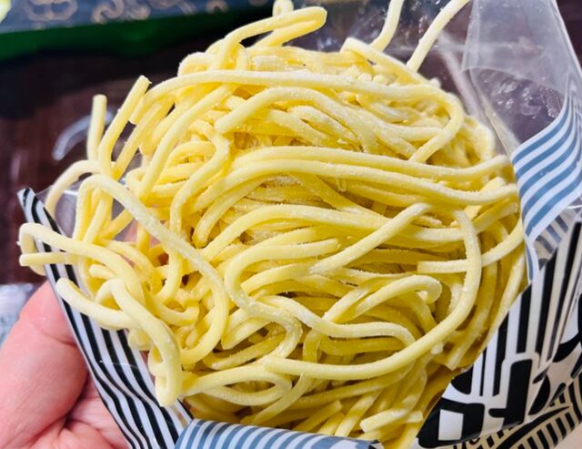 Pulmuone韓国ジャージャー麺の麺をアップで撮影した写真。麺の細さや質感がわかる。
