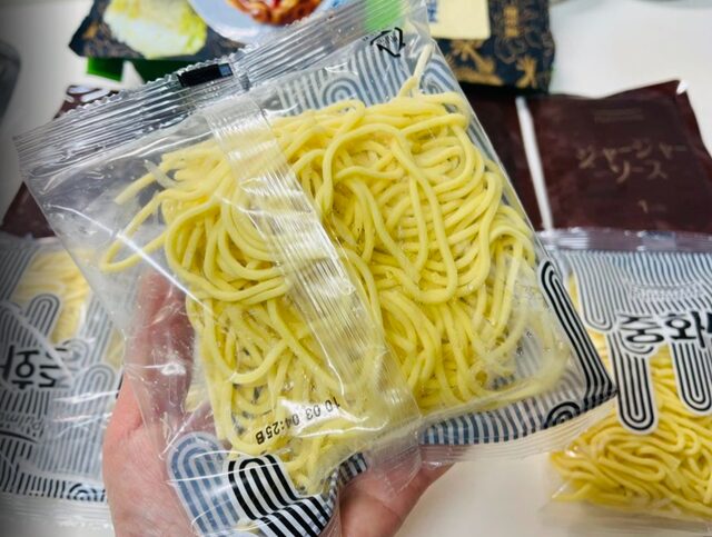 韓国ジャージャー麺 麺のアップ