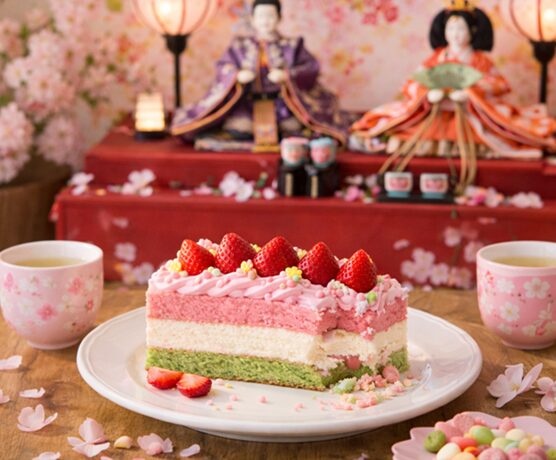 ひな人形のある部屋でコストコ スプリングバーケーキが飾ってある様子ひな祭り