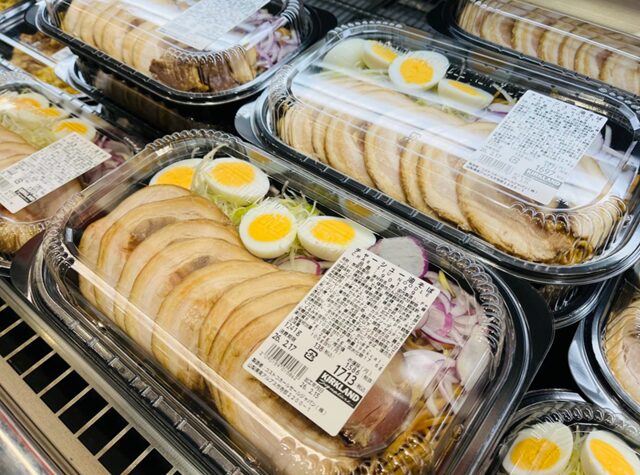 コストコデリカコーナーに並ぶチャーシュー油そば 90159