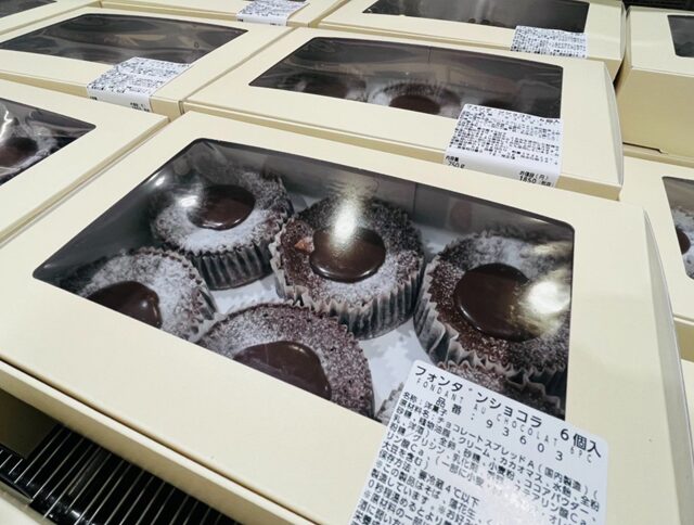 コストコベーカリーコーナーに並ぶフォンダンショコラ 6個入の箱93603