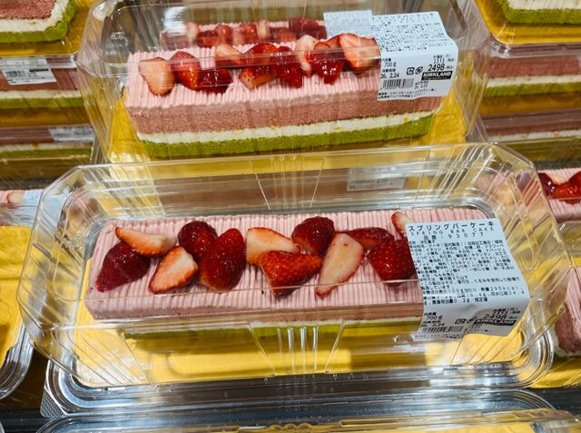 コストコ店内にならぶ スプリングバーケーキ93077