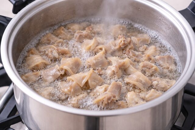 コストコ ビーフボイルすじ（メンブレン）を圧力鍋でボイルしている様子