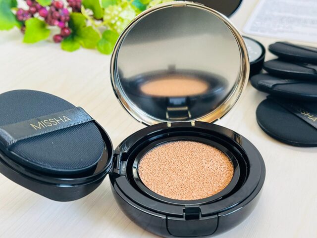 コストコ ミシャ プロカバー クッションファンデーション コンパクトを開けて色を見ている