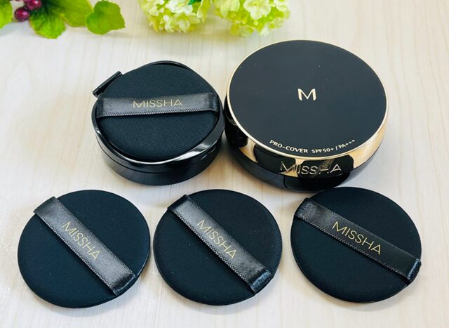 コストコ ミシャ プロカバー クッションファンデーション 封を切って机に並べた様子