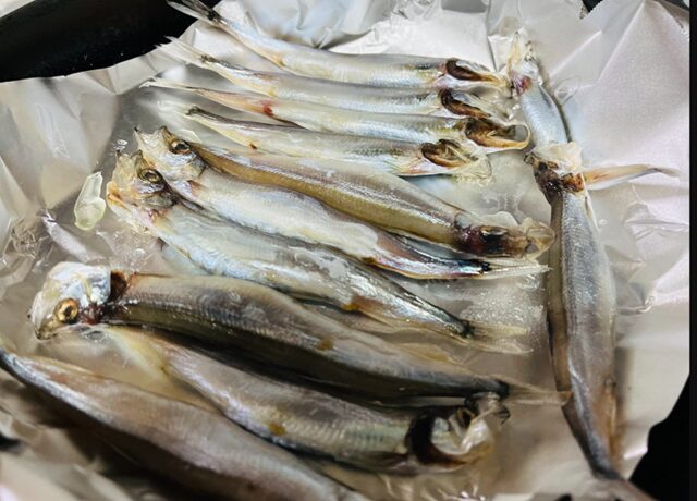 コストコ 子持ちからふとししゃもをフライパンアルミシートの上に乗せる