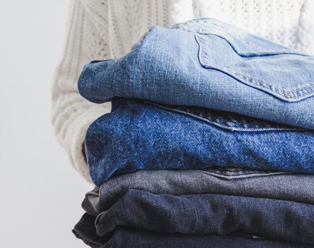 コストコで購入したジーンズを持つ手