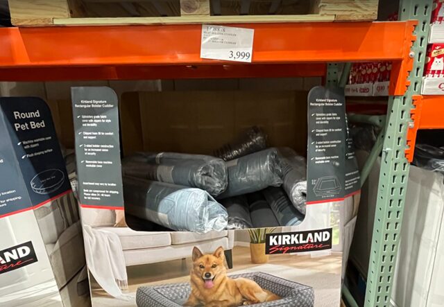 コストコ店舗内 ペットコーナー 犬用ベッド
