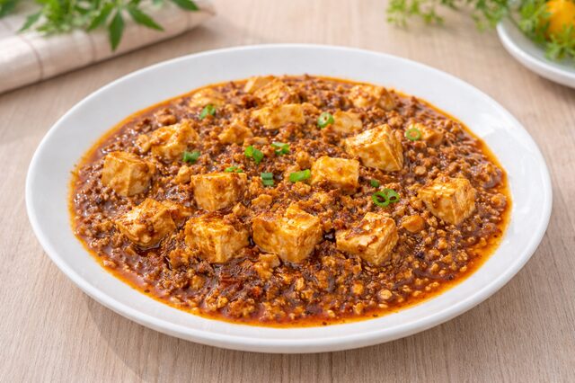白い皿に盛り付けられた麻婆豆腐