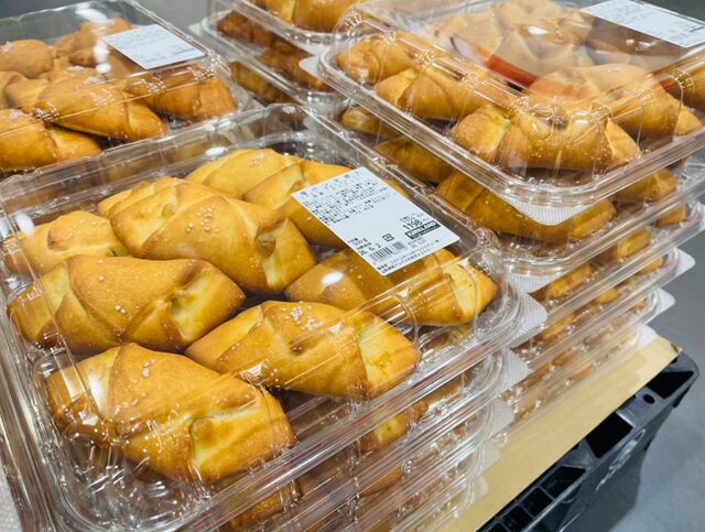コストコ コストコ新商品 ベーカリーコーナーに並ぶ塩パン