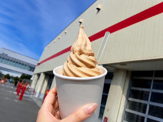 コストコフードコート コストコ建物とほうじ茶クリーム
