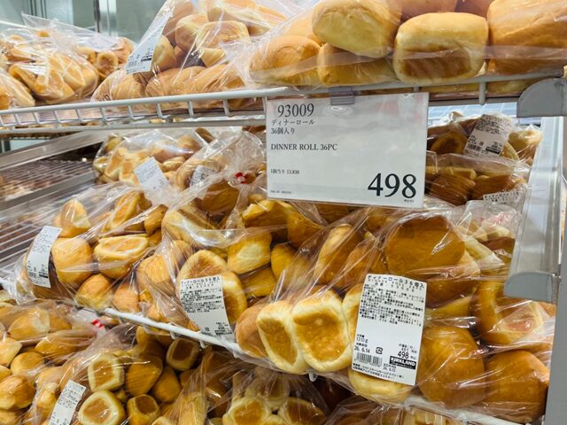 コストコ店内 ベーカリーコーナーに並ぶディナーロールと498円というPRICE