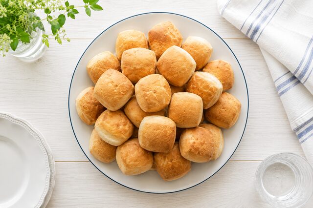 爽やかな食卓 皿に盛り付けたコストコディナーロール