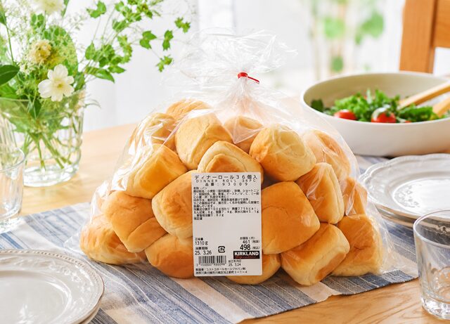 爽やかな食卓に置かれたコストコディナーロール