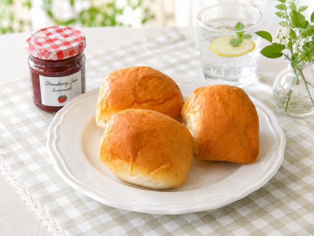 食卓に並ぶトーストしたコストコディナーロールとジャム