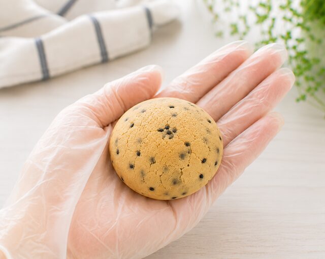 手のひらに乗せたコストコ モチモチ黒ゴマロール