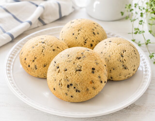 皿に盛り付けしたコストコ モチモチ黒ゴマロール
